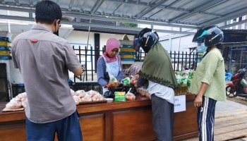 Gelar Bazar Sembako Murah di Kota Sungailiat, KPK Kewalahan Layani Pembeli